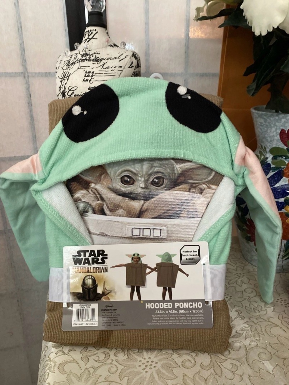 Disney Lucas Films Star Wars NWT  Mandalorian Baby Yoda Hooded Poncho/Towel